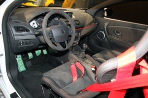トロフィーRの運転席