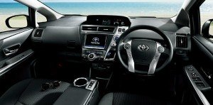 マイナーチェンジプリウスα運転席